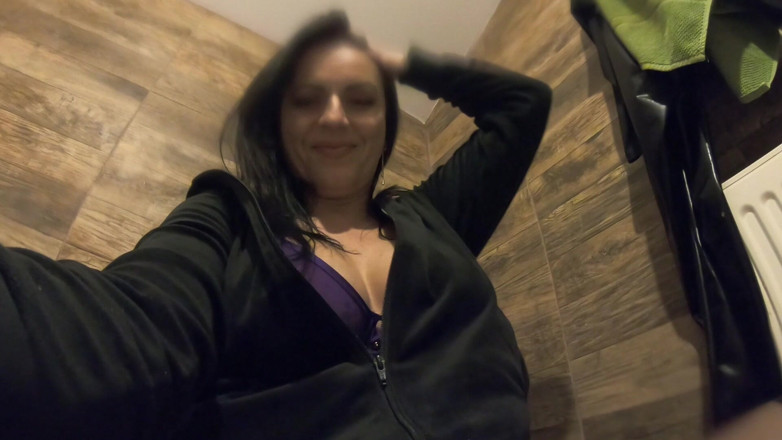 MilfyCalla: Yırtık külotlu çorap çiş fetişi - mavi iç çamaşırı, yakın çekim amcık çiş ve tuvalet dağınıklığı