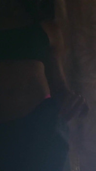 Exotischer Fitness-Femboy in keuschheits-striptease und hocken in dein gesicht