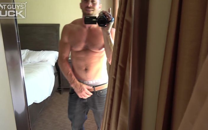 Hot Guys Fuck: Roman Tate uwielbia ssać swojego penisa przez Tori Blue