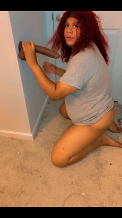 Hicktown_hoochi: Dizlerimin üzerinde büyük zenci yarağı dildo emiyor