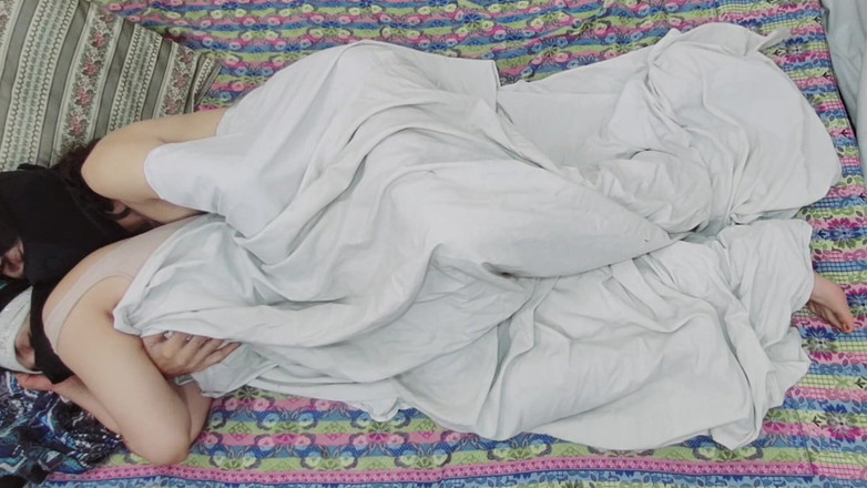 Netu: Pasangan Bintang Desi Bercinta Di Tempat