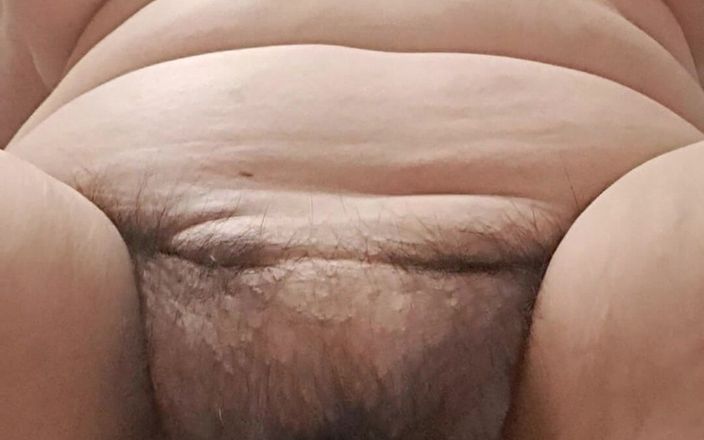 Mommy big hairy pussy: Milf mostra com movimentospelvices como ela gosta de foder