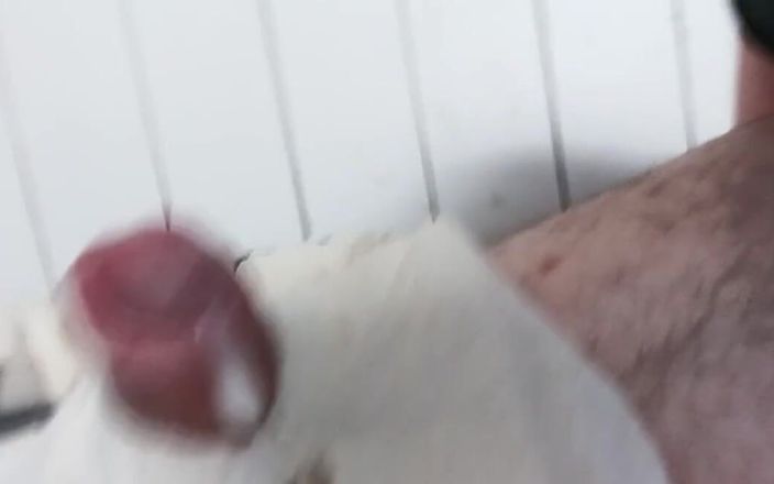 Big Pisser: Guarda mentre tiro fuori il mio cazzo bianco gonfio e...
