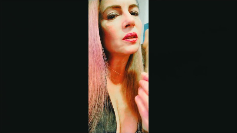 Nikki Nevada: Sexy MILFka Nikki v černém prádle dildo šuká na gauči