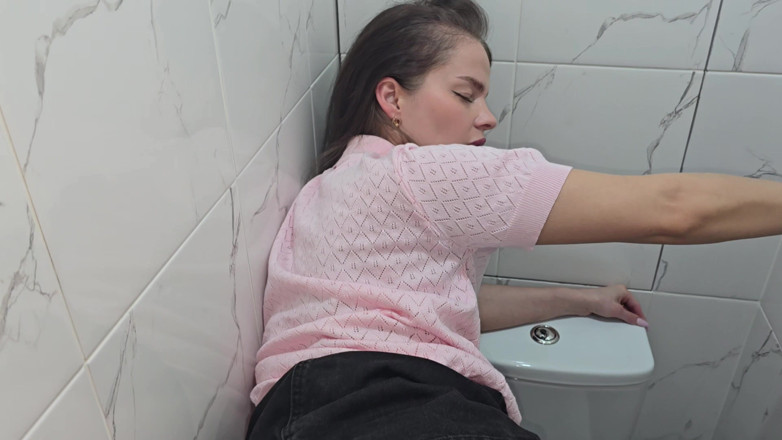 S-Wife Katy: Scopata al primo appuntamento nel bagno di una Caffetteria.