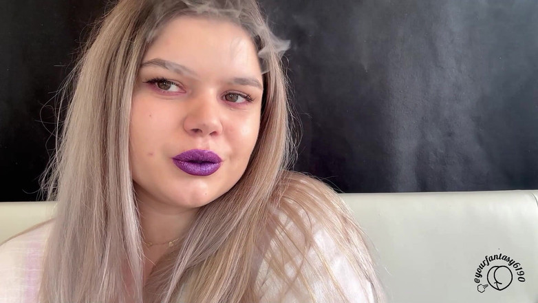 Your fantasy studio: Blonďatá kouřová show s bombou