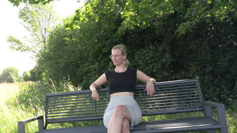 Blondehexe: 女の子が屋外でおしっこをする