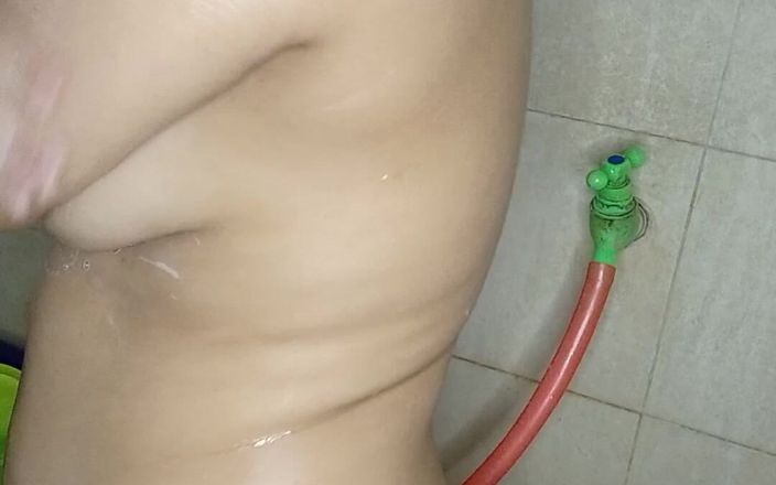 Vaginabig88: Quiero tomar un baño mientras está descuidado