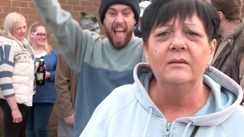 THAGSON: उग्र लड़कियां। बड़ी गांड वाली बड़े स्तनों और काले बाल वाली एक ही समय में अपने दो दोस्तों को चोदती है