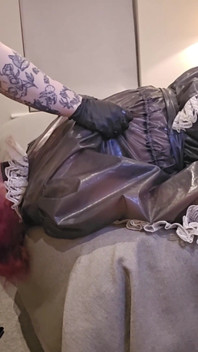 Miss Ruby Pvc Domme scopa in gola la cameriera sissy con un enorme strap-on nero, Sph, schiaffeggiamento con dildo