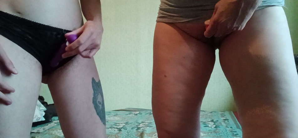 Lesbian-candys: Io e la mia ragazza ci masturbo con dei vibratori...