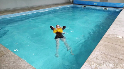 Sammie Cee: Revisión del salvavidas del salvavidas del crewsaver en la piscina