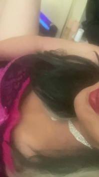 Krissy Sweets folosind inel de pulă și jucărie anală