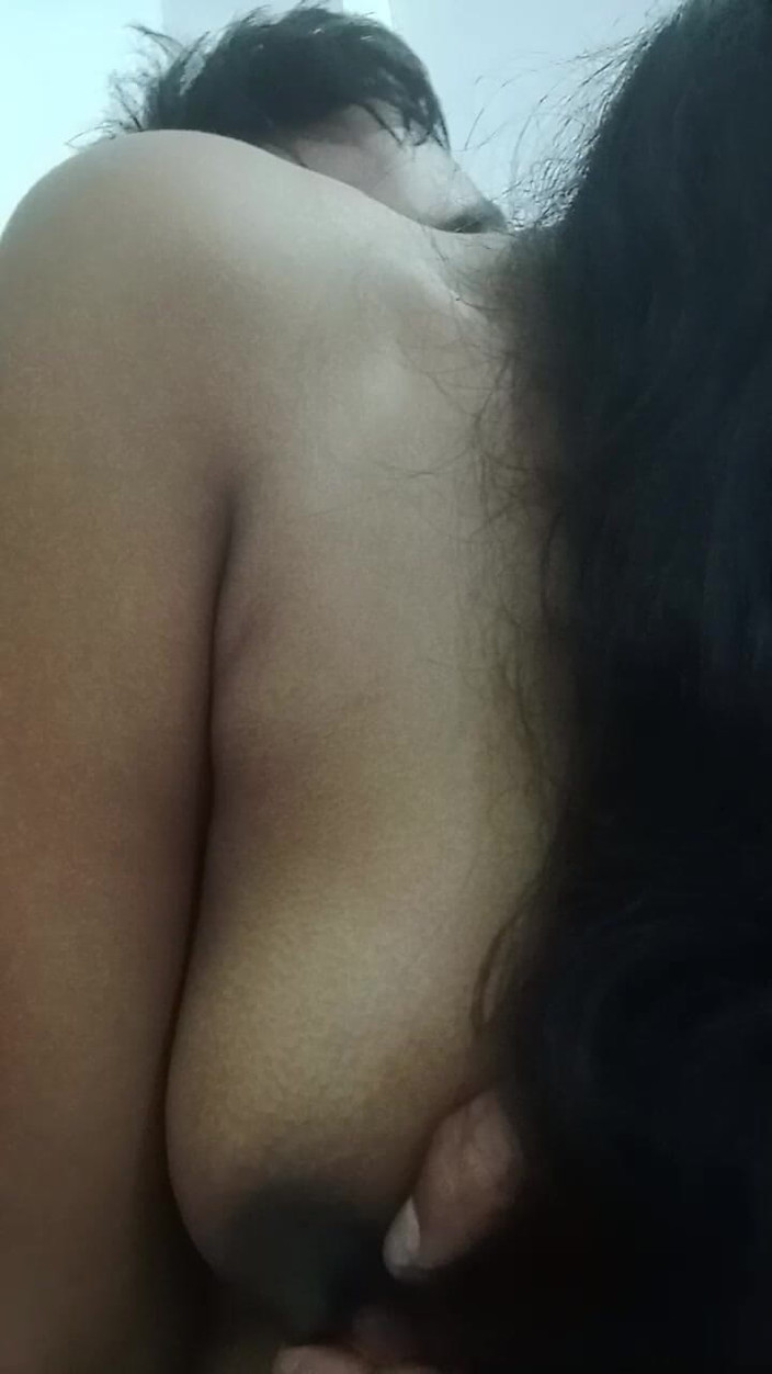Deshi love: Муж и жена, сиськи и трах киски пальцами, видео