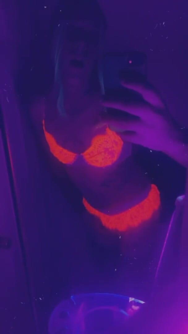 CarmenMelatonin: Pembe çılgın kız oynamak istiyor