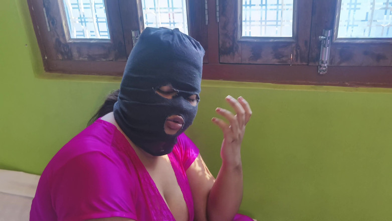 Hotty Mona: Hintli köylü kızı yabancı tarafından baştan çıkarıyor ve evde kimse yokken çok...