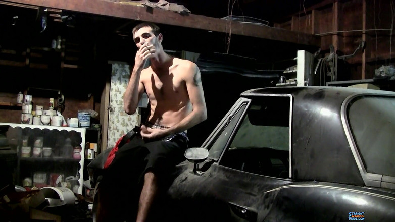 Straight naked thugs: Порция спермы в гараже