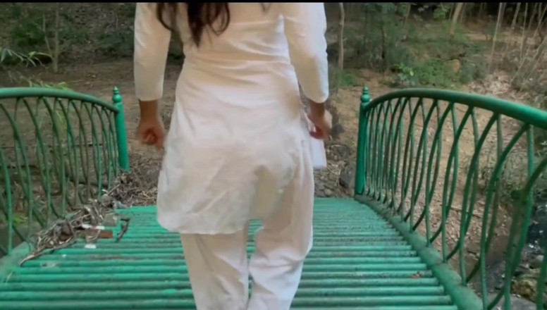 Pihu bhabhi: Mahasiswi india dientot habis-habisan di hutan
