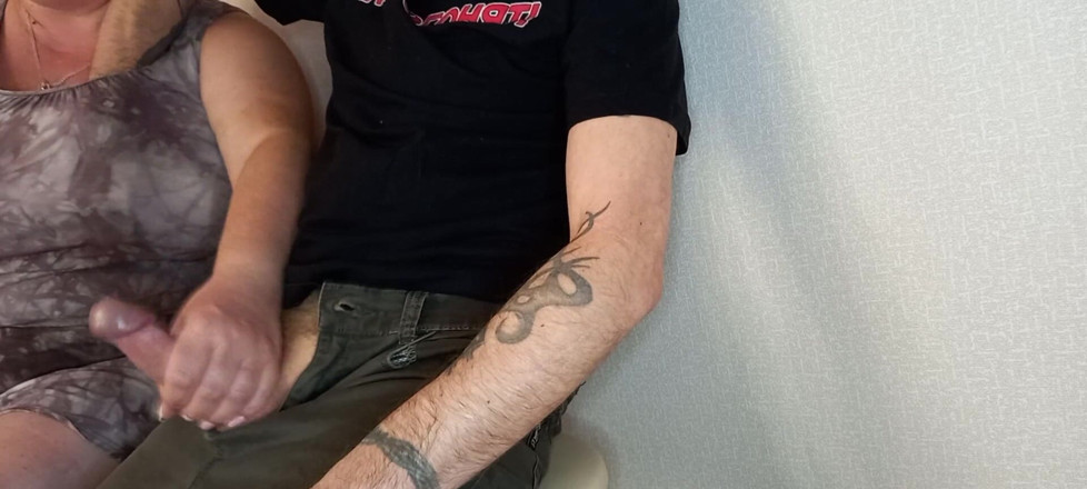 Zona901: Una donna ha visto il mio cazzo e lo masturba