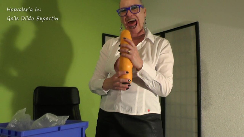 Hotvaleria: Hitsige dildo-expert