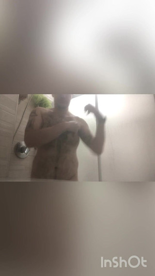 Federico Fava: Kluk se osprchuje a pak se