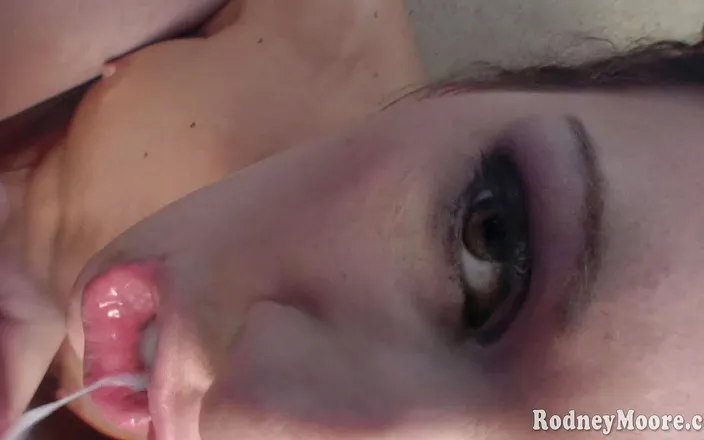 Rodney Moore: विंटेज कमसिन गोंजो पोर्न Taylor Rain निगलती है