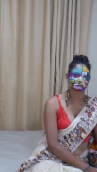 L'artista indiano Bhabhi in Saree si scatena