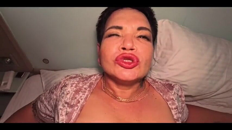 KarmenMilf: Гарячий секс по черзі в анусі, в пизду і назад знову