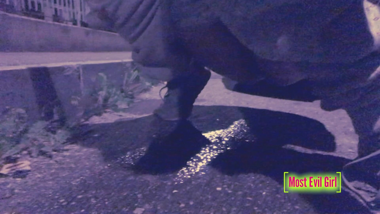 Most Evil Girl: Meisje alleen 's nachts op een parkeerplaats laat haar broek buitenshuis...