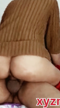 这个性感的黑发女孩想要自慰并和她的室友在一起直到她达到高潮