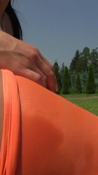 Poolslampa onanerar hennes röv och fitta med stora dildon tills orgasm
