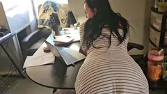 Yaklaşık 2 yıldır patronum için çalışıyorum, her zaman sevimli flörtöz bir ilişkimiz oldu. Gitmek için bir hafta işe ihtiyacım var