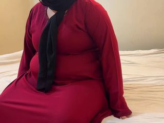 Aria Mia: Knullar en knubbig muslimsk svärmor som bär en röd burka &amp;hijab