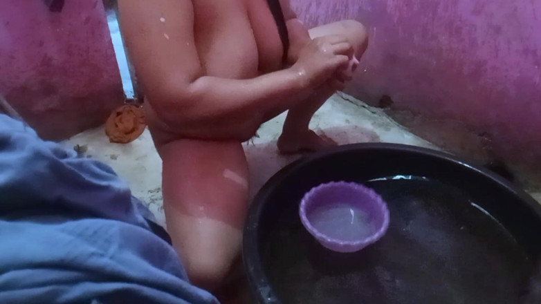 Citra: Mi madrastra siempre se filma en la ducha para mostrar...