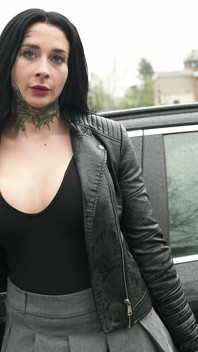 German Scout - Alemã tatuada de peitos grandes e bunda Lena Desire com língua dividida no casting