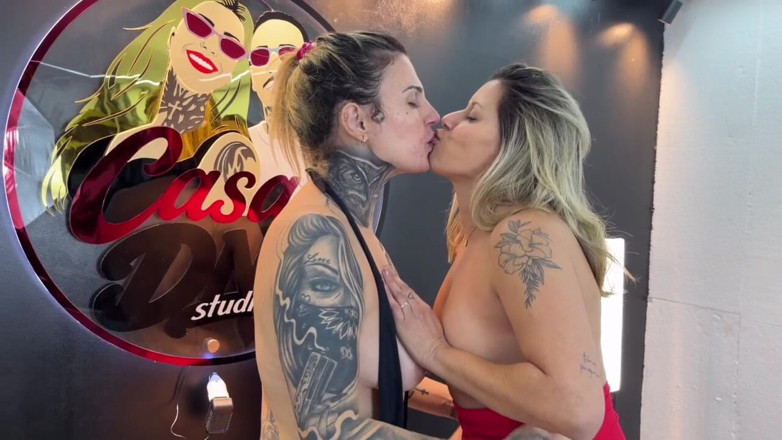 Couple dna: La femme de ménage est venue chez nous pour donner