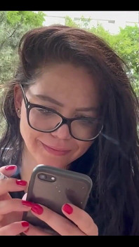 Röker under svar på mina Onlyfans för dina meddelanden