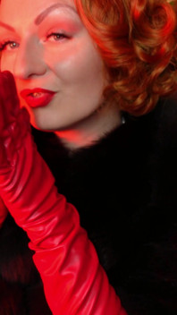 Kožešinový fetiš a dlouhé kožené rukavice pin up MILF