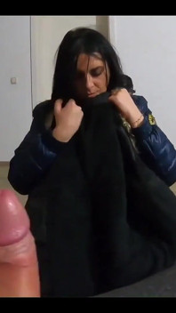 O mulțime de spermă pe jachetele mele down purtând în același timp cizme lungi și haine sexy