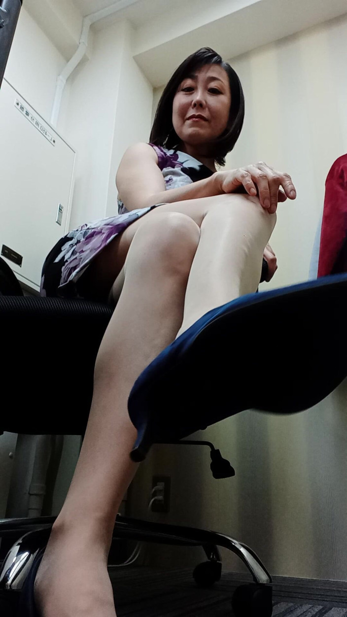 Mayumi Kanzaki: Indossare le calze in sala d'attesa per una sessione fotografica