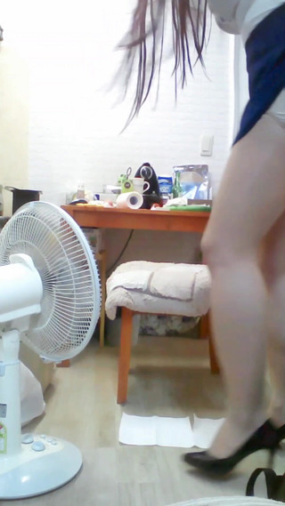 Harinni: Mahasiwi binal ini lagi asik muasin memeknya pakai timun, botol,...