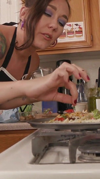 Biuro Pizza Party Giantess z udziałem Sinn Sage