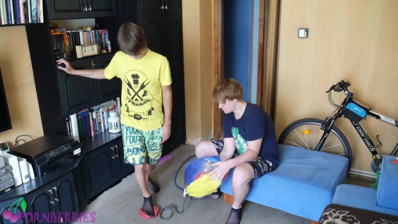 Ethan Alex: Thin, black socks blowing up balloons + footjob