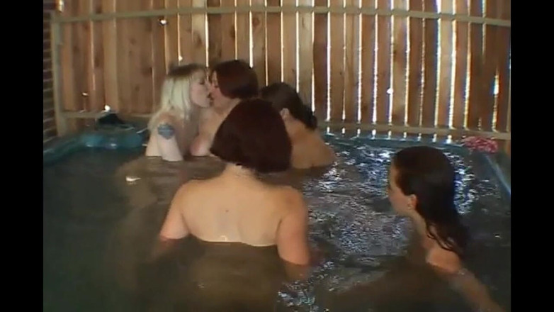 Wet Moments: 5人のティーン女がスパで乱交する