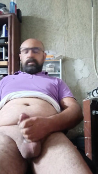 Mistr Medvěd stříká s cigaretou v ústech