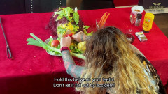 Dominatrix Frida: Umiliare lo schiavo impotente al tavolo da pranzo (223)