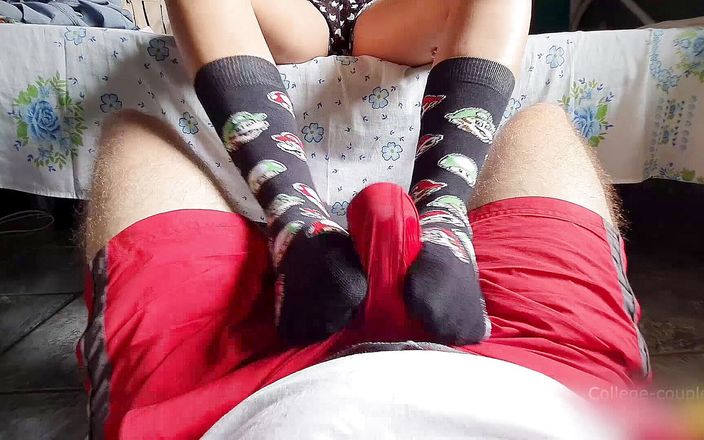 College couple: Дрочка ногами над шортами, камшот через одяг, дрочка ногами, дрочка шкарпетками