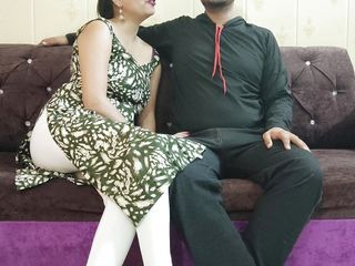 Horny couple 149: Indische sexy stiefzus verleidde haar stiefbroer op de hete dag