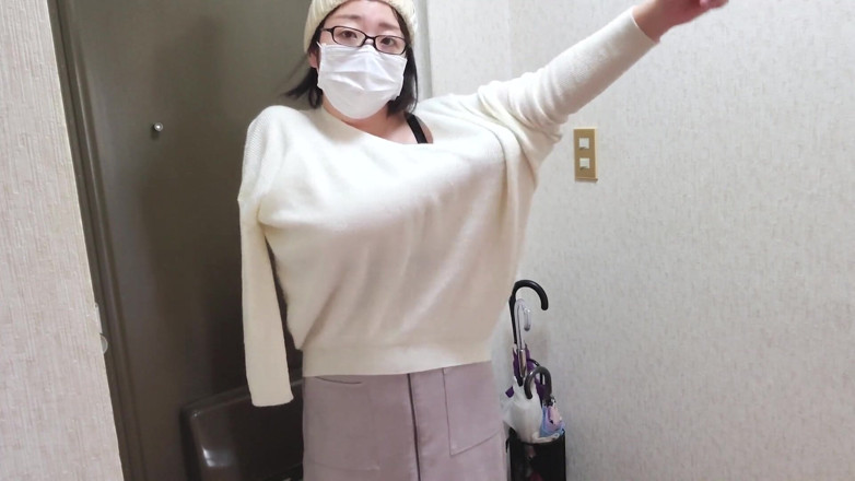 aika: 一个已婚女人张开双腿，手淫时装作不喜欢的样子