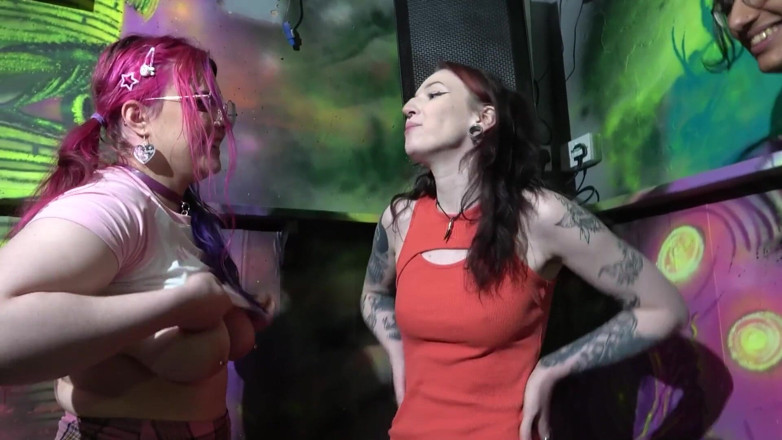 NM fetish femdom videos by Princess Nikki Cruel: Trzy dziewczyny są napalone w klubie